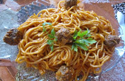 spaghetti en sauce rouge avec les boulettes de viande hachée