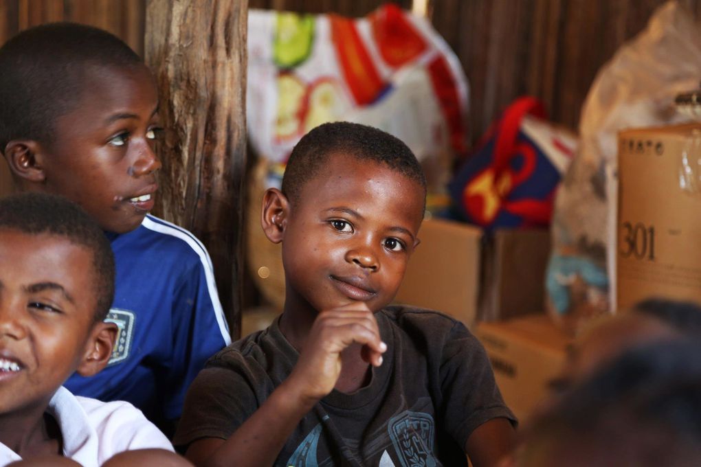 Lundi 19 novembre les enfants ont enfin pu reprendre le chemin du centre Utopiks Loustiks. Hanitra est la maîtresse principale et sera aidée par différents bénévoles de passage à Nosy Be. C'est actuellement au tour de Ciril, qui sera là jusqu'