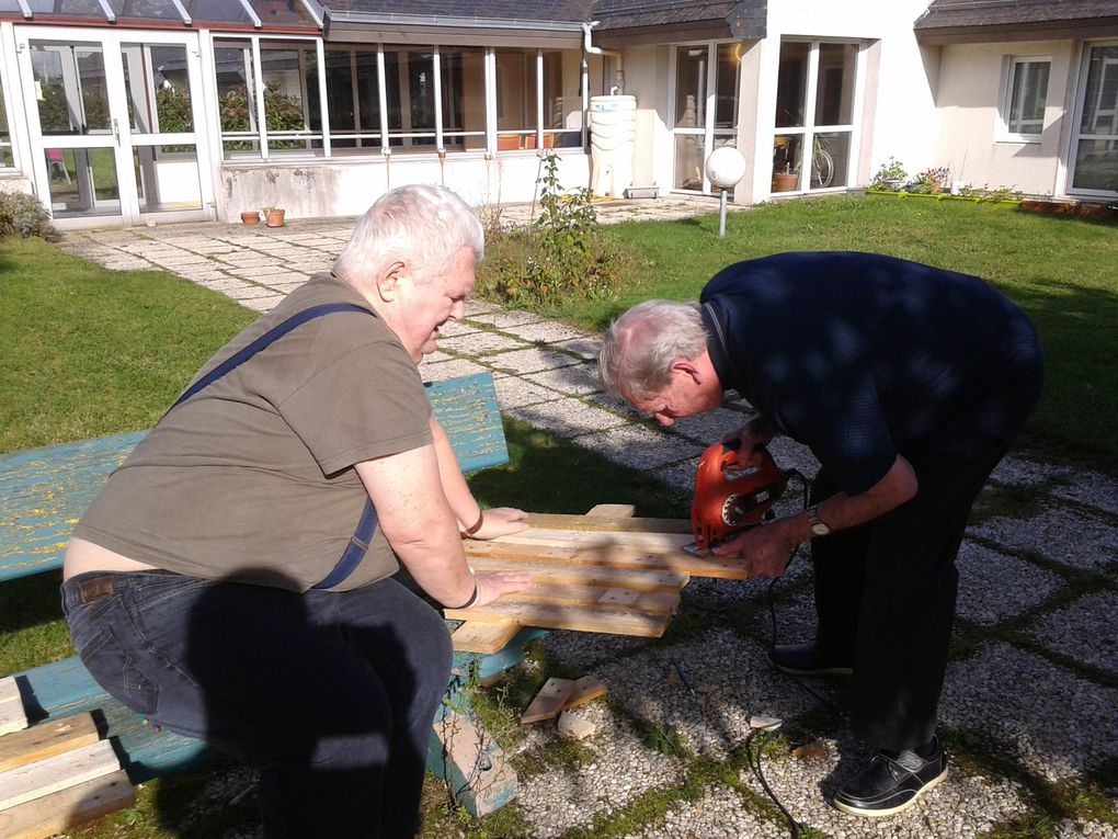 L'année 2017: photos en vrac (pétanque, rencontres inter-générationnelles, fête des voisins, sortie à Penhors, loisirs créatifs, bricolage, médiation animale, concerts et autres)