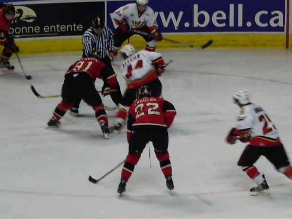 <span style="font-weight: bold;">Les Remparts de Qu&eacute;bec </span>= &eacute;quipe de Qu&eacute;bec en&nbsp; Ligue universitaire&nbsp; (LHJMQ) =&gt; 1er au classement de toutes les ligues du Canada et bien plac&eacute;s pour la coupe M&eacute;morial.<br />Un beau jeu, tactique, ambiance&nbsp; familiale au Colis&eacute;e Pepsi.<br /><br /><span style="font-weight: bold;">Le Radio X</span> = &eacute;quipe de Qu&eacute;bec dans la ligue pro du Qu&eacute;bec =&gt; 1er de la ligue. <br />Un peu pl