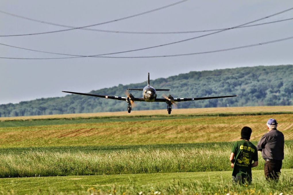 C47 DAKOTA env. 5,30m / 2 Titan 62cc / 52 kilos / Eric REBOUL.