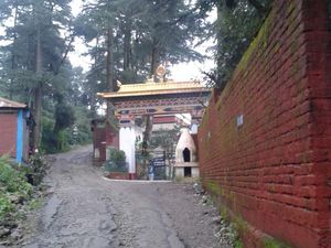 Un monastère sur Dharamkot Road et l'aire de jeux déserte