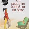 Un petit livre oublié sur un banc