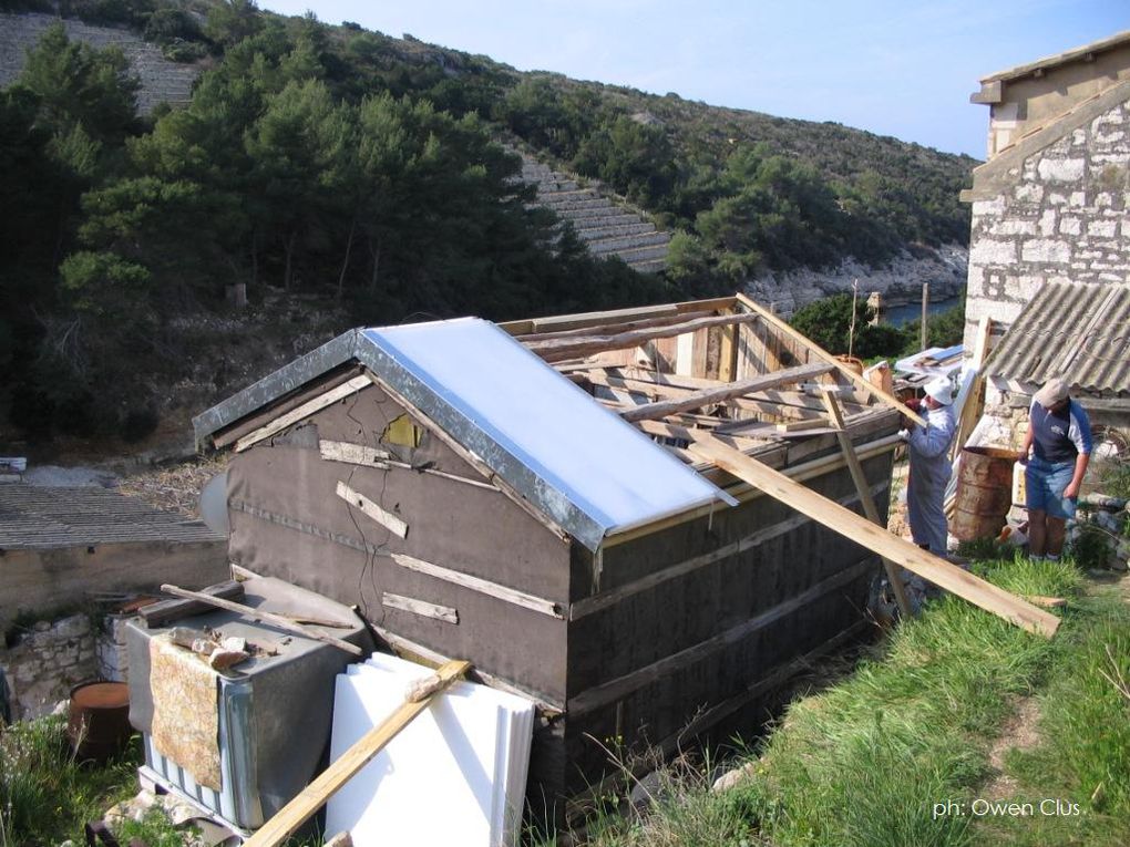 réalisation d'une toiture radiative pour la condensation de vapeur d'eau atmosphérique (rosée naturelle) comme ressource en eau potable, île de Bisevo, Croatie, avril 2005. photos Owen Clus