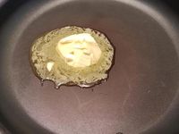 2 - Laver et sécher les caramboles. Oter chaque bout des caramboles et réserver pour la décoration. Découper les caramboles dans le sens de la longueur en suivant les quartiers, placer dans un récipient. Couper la gousse de vanille en deux et en récupérer les grains, les ajouter aux quartiers de carambole, mélanger pour bien les imprégner. Faire fondre le beurre dans une poêle, y faire blondir les quartiers de caramboles jusqu'à ce qu'ils prennent une belle coloration dorée, saupoudrer du sucre, laisser caraméliser quelques instants, retirer du feu et laisser refroidir.