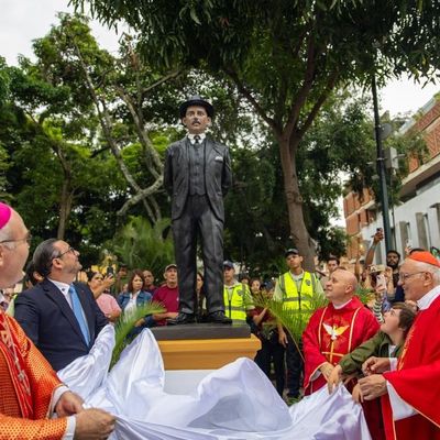 Alcaldía de Baruta develó imagen de San José Gregorio Hernández junto a más de mil devotos