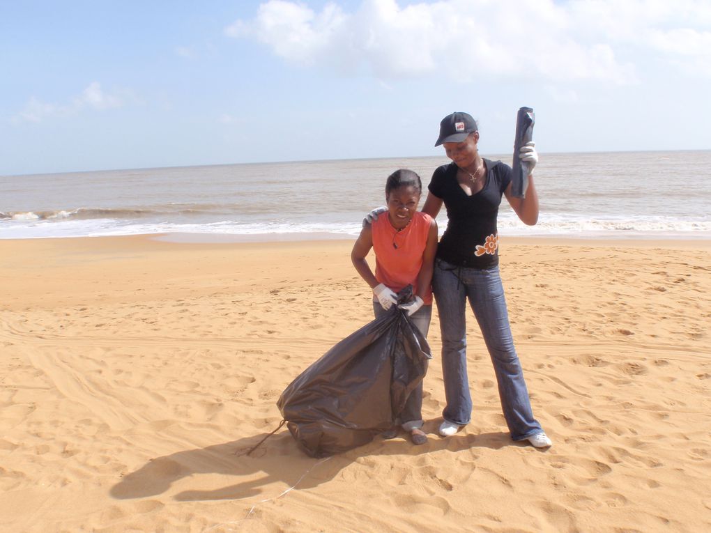 Initiatives Océanes 12 mars 2010 - Melkior Garre et Max Joséphine réunit pour nettoyer 2 plages de Cayenne, 120 personnes environ !