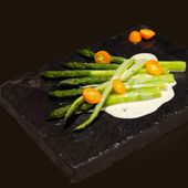 Asperges vertes, sauce à la fourme d'Ambert et kumquats