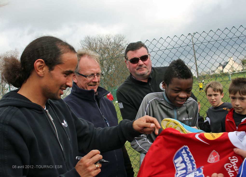Reportage photographique de la deuxième journée du tournoi de Pâques 2012 organisé par la section football de l'Etoile Saint Roger)(première partie)