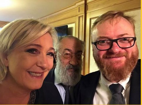 Marine Le Pen pose en selfie avec un député homophobe et antisémite 