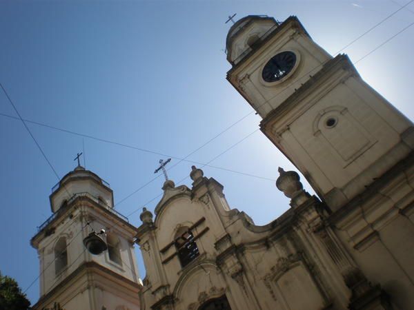 Buenos Aires : un peu Paris, un peu l'Italie, le tout dans la lumière, l'effervescence et la démesure sudaméricaines. De San Telmo à La Boca, de Puerto Madero à La Recoleta... sur un rythme de "dos por cuatro", "La Reina de la Plata" offre sa po