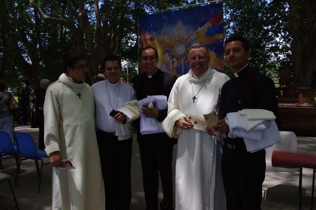 Dimanche 24 Juin 2012, Par l'imposition des mains et le don de l'Esprit Saint, Son Excellence Monseigneur Dominique Rey, évêque de Fréjus-Toulon ordonne. Pour le diaconat en vue du sacerdoce ils sont au nombre de 9. Pour le presbytérat au nombre