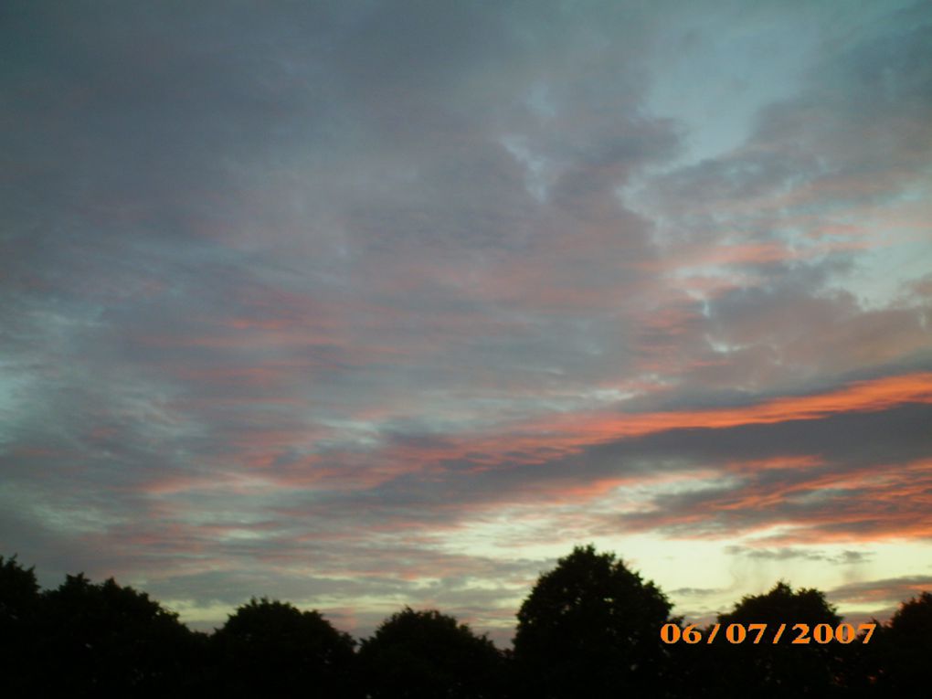 Nuages,levé ou coucher de soleil c'est le ciel dans tous ses états.
Une diapo et évadez vous.