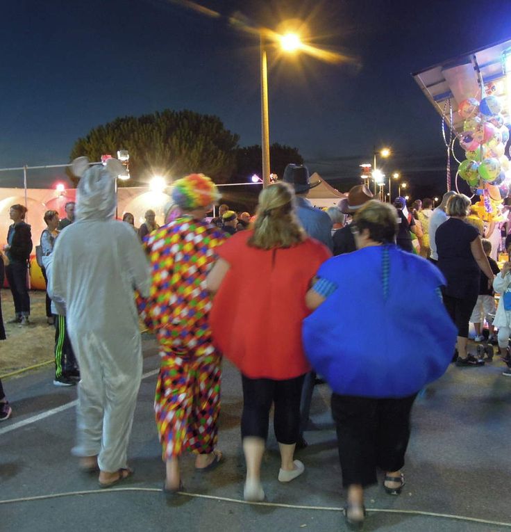 La fête foraine bat son plein. Les Guelloh Guel défilent ... (photos Marylis Costevec)