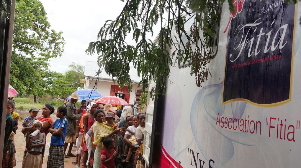 Les membres de l'Association FITIA, fondée et présidée par Mialy Rajoelina, au secours des sinistrés du cyclone Haruna à Sakaraha. Photos: Harilala Randrianarison