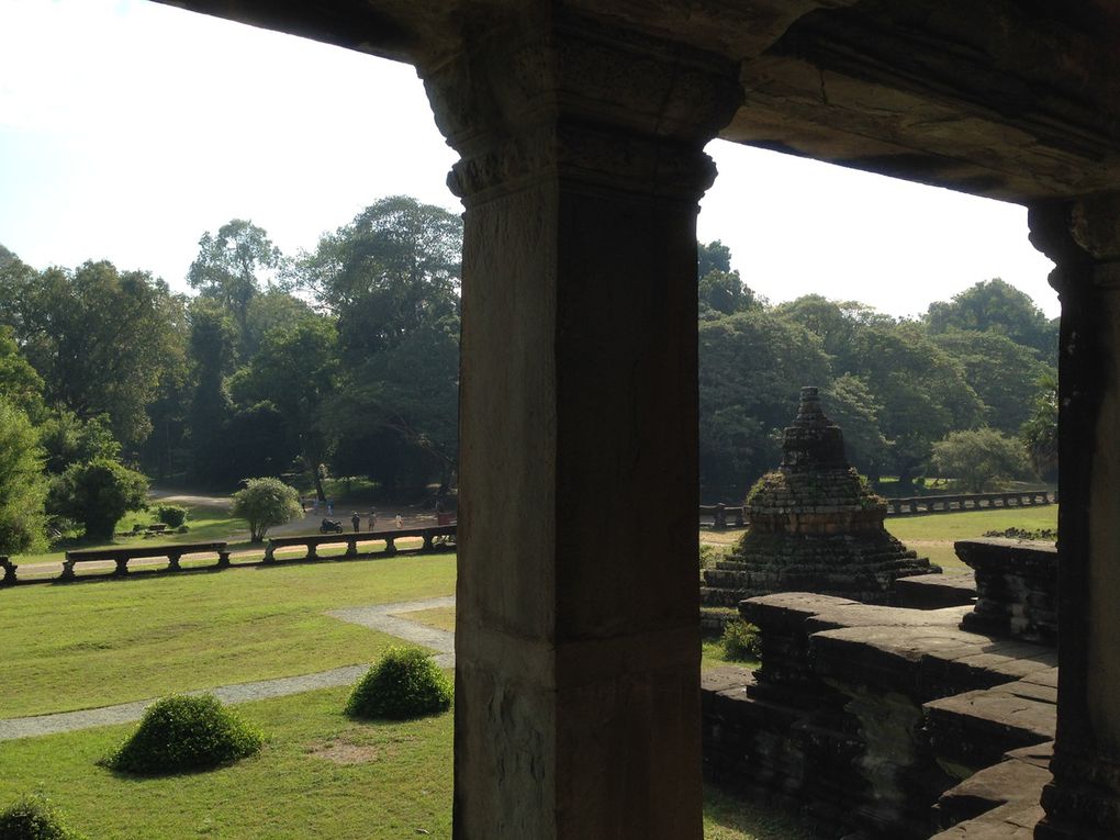 The scenes through the window of Angkor Wat.