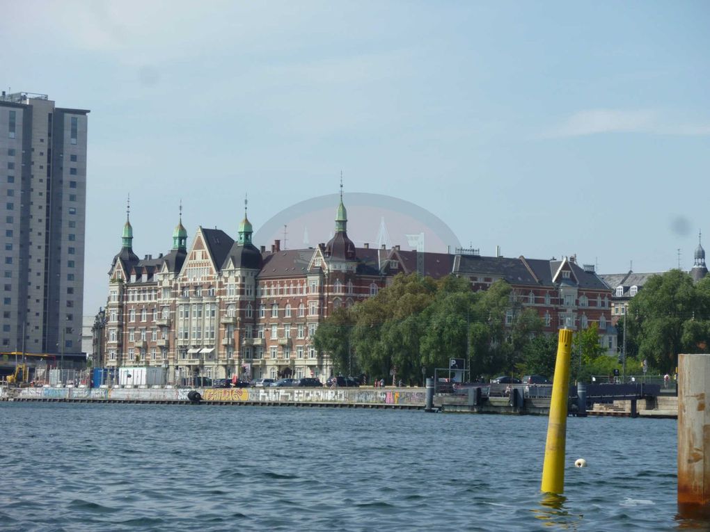 Bienvnue à Copenhague ! Fondée au Xe siècle par les Vikings, Copenhague est à l'origine un village de pêcheurs, fortifié en 1167. La ville devient la capitale du Royaume de Danemark dès le début du XVe siècle. Aujourd'hui, 602 481 personnes vivent dans cette superbe ville scandinave.