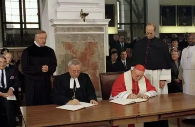 Il ne faut pas que l’Église cherche à gérer ses urgences. On aboutirait à un schisme vertical : d’un côté les experts, de l’autre, le peuple