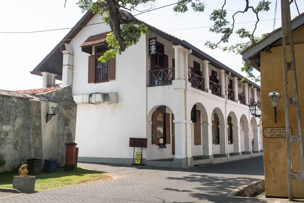 Galle: remparts, l'église"Groote Kerk", le tribunal, le "dutch hospital" et le phare face à la mosquée (cliquez pour dérouler les photos)