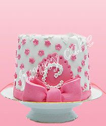 Un gâteau rose et blanc