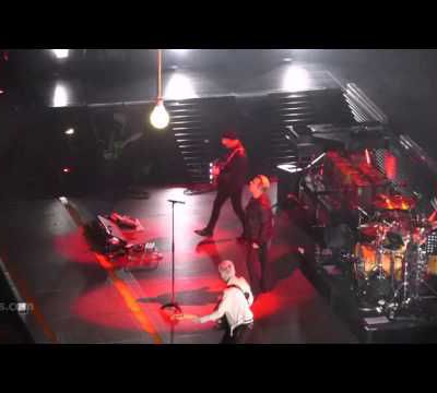 Les Eagles of Death Metal chantent un hymne à la paix aux côtés de U2 à Bercy