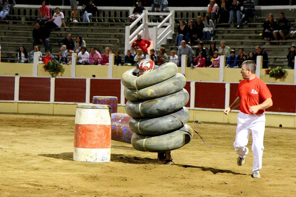 Arènes Parentis 13-08-2010
Croque-vache contre les Pompiers!!