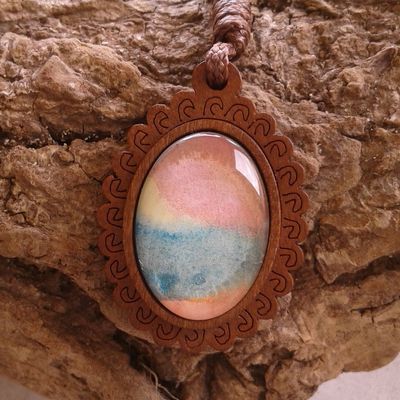 peint artiste française,collier fleur bois,cordon coton,aquarelle lacik originale,bleu rouge marron,rose orange jaune,pendentif oval verre,fait mains en france,bijou homme femme,cadeau fete anniversaire,bobo boho gothique,art moderne abstrait art deco,durable ecolo tendance fashion