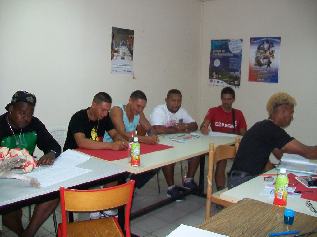 Les photos ont été prises pendant la construction du chantier "Serre pédagogique" à Bois de Nèfles ainsi qu'en salle de formation et en entretien au site du Moufia.