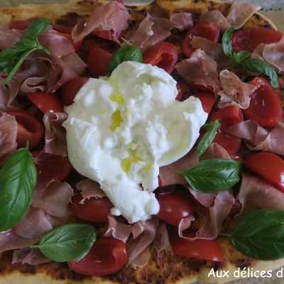 Pizza aux tomates crues, serrano et burrata