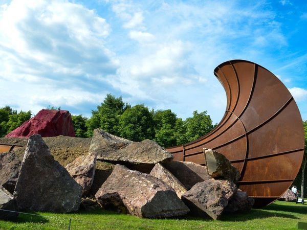 Les jardins du Château de Versailles accueillent cette année quelques œuvres d'Anish Kapoor, exposition très controversée, d'ailleurs les visiteurs ne semblent pas passionnés (sauf devant les miroirs). mais moi j'adore ces oeuvres monumentalement magnifiques des miroirs au Dirty Corner. C'est beau. 