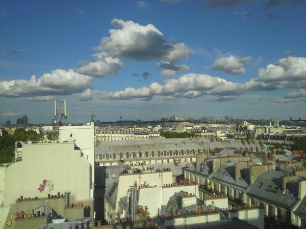 Les toits de Paris et un ciel magnifique
