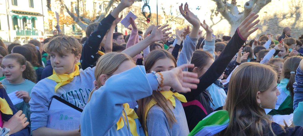 Els alumnes que aprenen català a Prada homenatgen Pompeu Fabra amb danses i cançons!