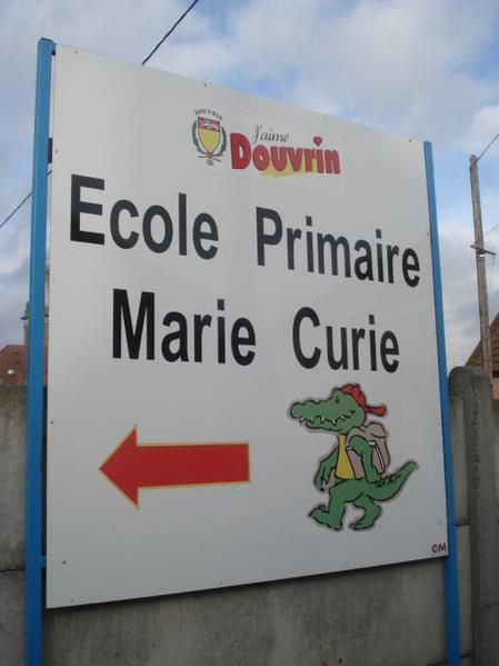 L'école primaire Marie Curie de Douvrin participe au raid à sa façon. Les petits douvrinois ont fait des dessins pour les enfants du Maroc. Merci à eux.