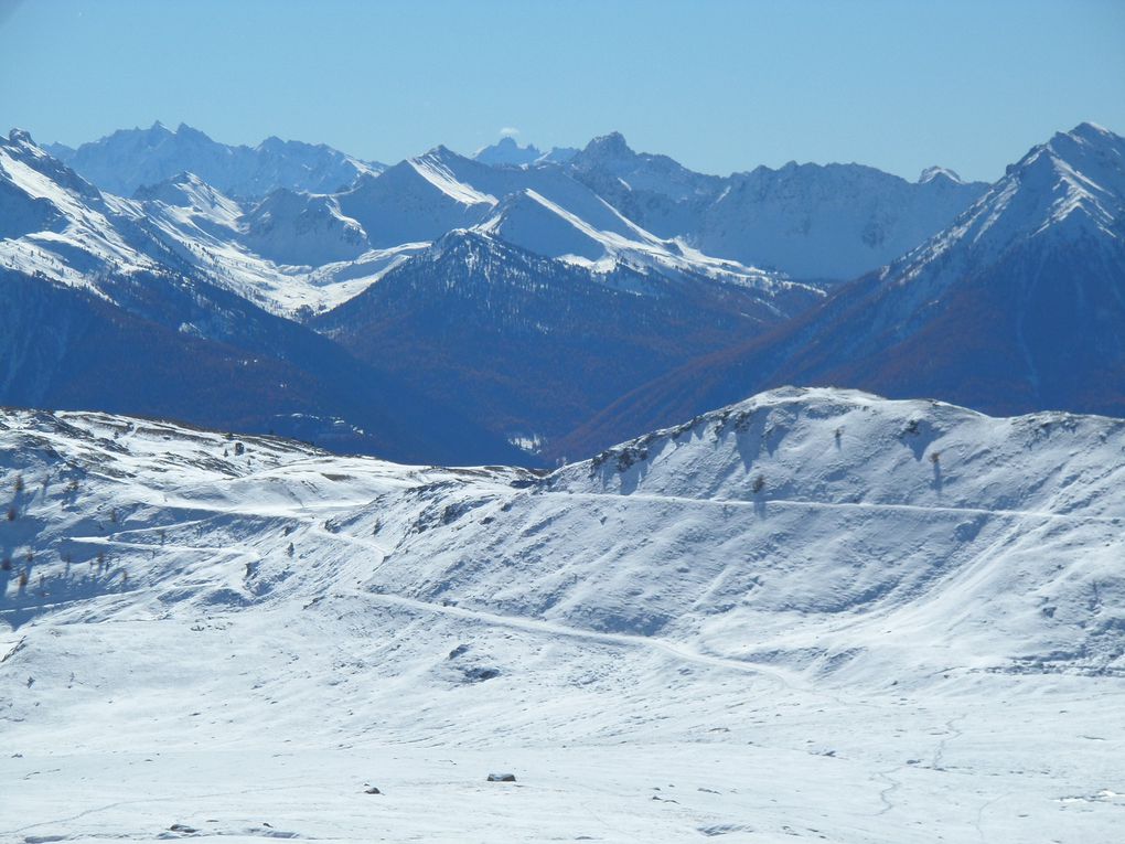 départ de la route du Granon (2250m) et montée à ski de fond (avec 1/3 de peaux) au Col du Granon (2413m) puis jusqu'au Col de l'Oule (2546m) !! 1ere rando à ski nordique de la saison ce 30/10/15 avec un temps superbe !!