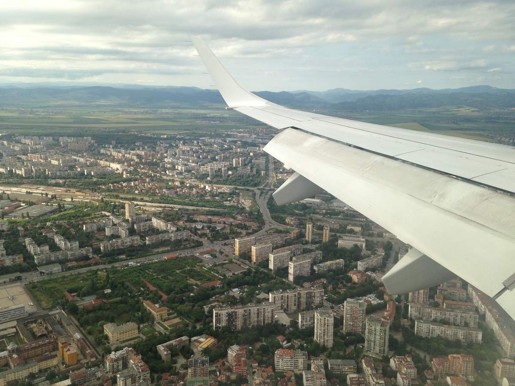 Prendre l'avion ça m'éclate! Et faire dodo pendant que Maman et Papa picolent c'est cool! (Devinez ce que je fais assise à 4 pattes ?!!!)