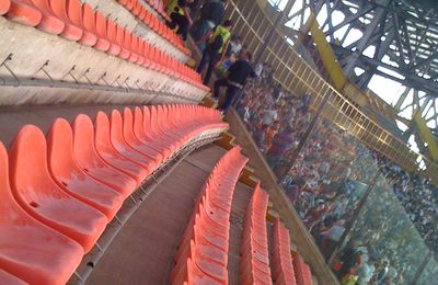 Stadio San Paolo di Napoli. I tifosi scavalcano e gli steward osservano.