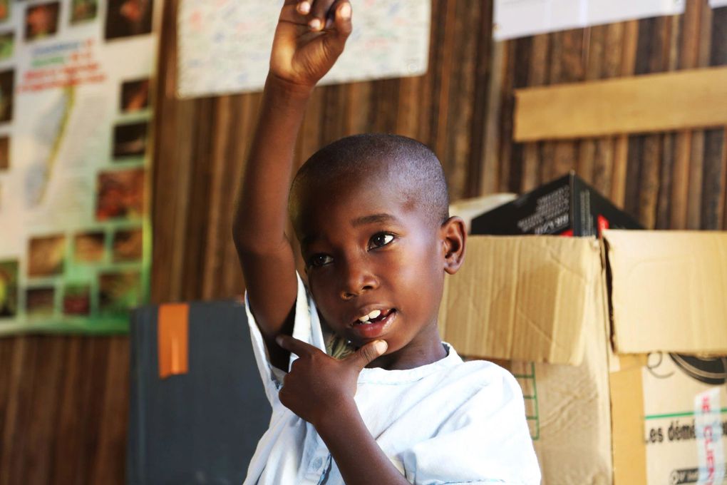 Lundi 19 novembre les enfants ont enfin pu reprendre le chemin du centre Utopiks Loustiks. Hanitra est la maîtresse principale et sera aidée par différents bénévoles de passage à Nosy Be. C'est actuellement au tour de Ciril, qui sera là jusqu'