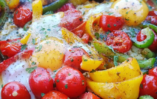 Poêlée de poivrons et tomates cerises aux oeufs 