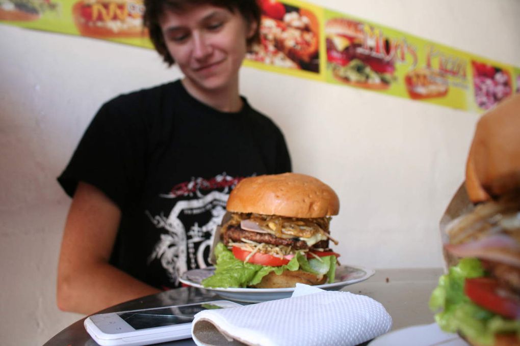 Gros burger avec steak, poulet et oeuf