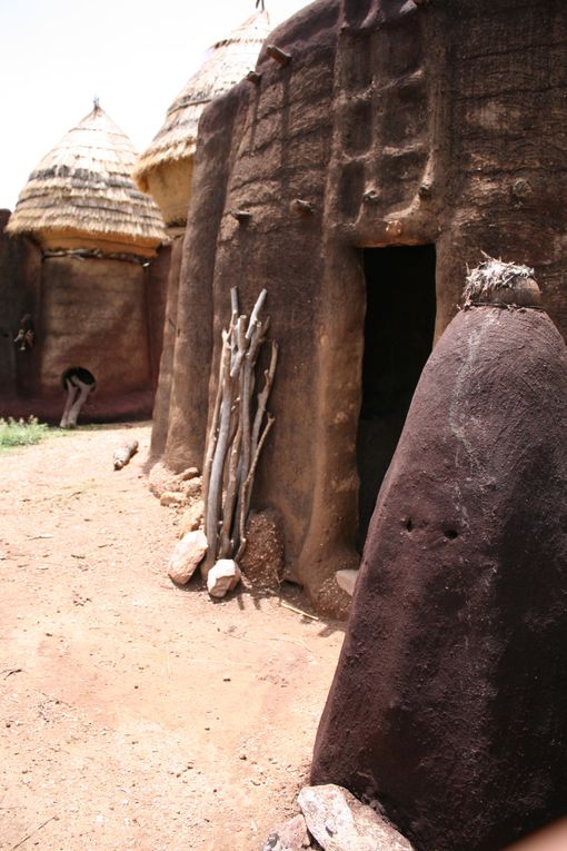 Un lieu incroyable, classé par l'UNESCO. Les tatas sont de petites forteresses de terre.