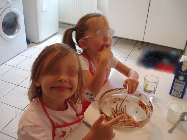 le gâteau au chocolat que nos petites gourmandes ont fait... et pré-dégusté.... 