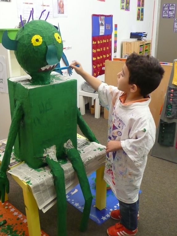 Nous avons étudié un album intitulé : " Va t-en grand monstre vert". Nous avons alors décidé de fabriquer la tête du monstre vert en papier mâché mais comme je l'avais prévu, les enfants n'ont pas voulu s'arrêter là... AFFAIRE A SUIVRE!