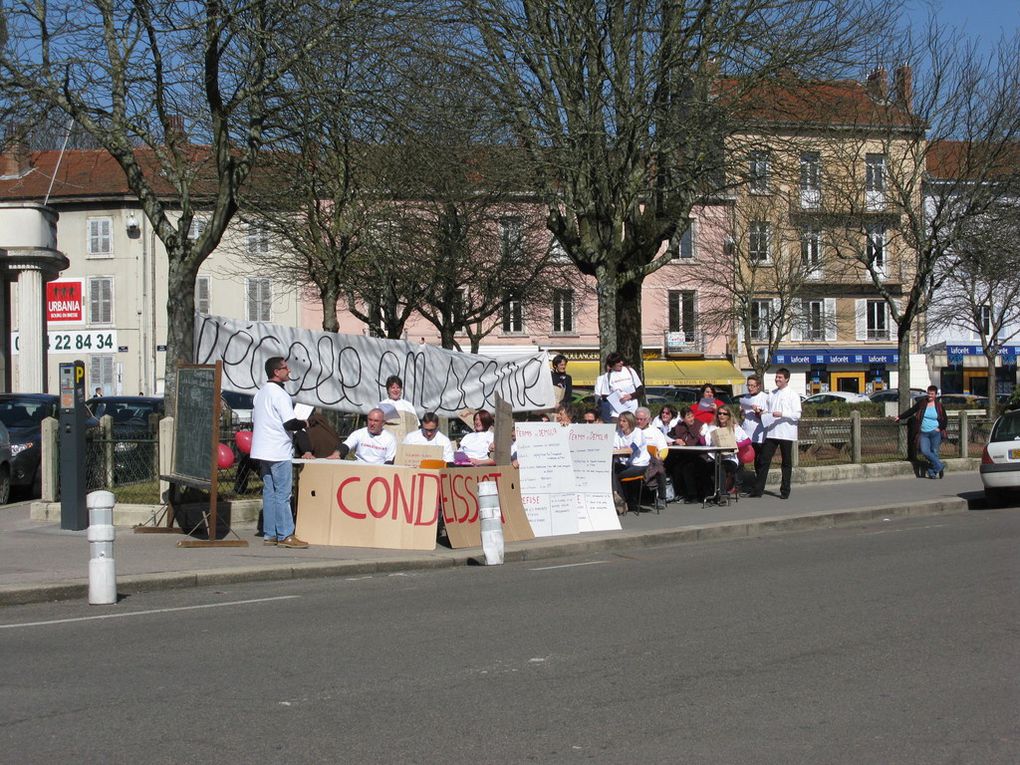 Mobilisation des parents devant la préfecture de Bourg en bresse