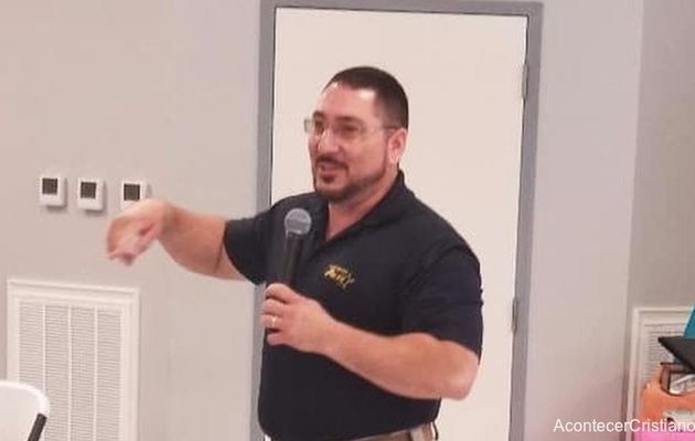 USA : Le chef de la police évangélise et chante des louanges pour les détenus