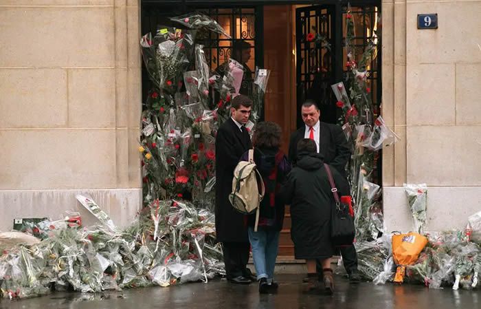  Le 9 janvier 1996, au 9 de l'avenue Le-Play à Paris, le lieu où François Mitterrand est décédé la veille. — HADJ/SIPA 