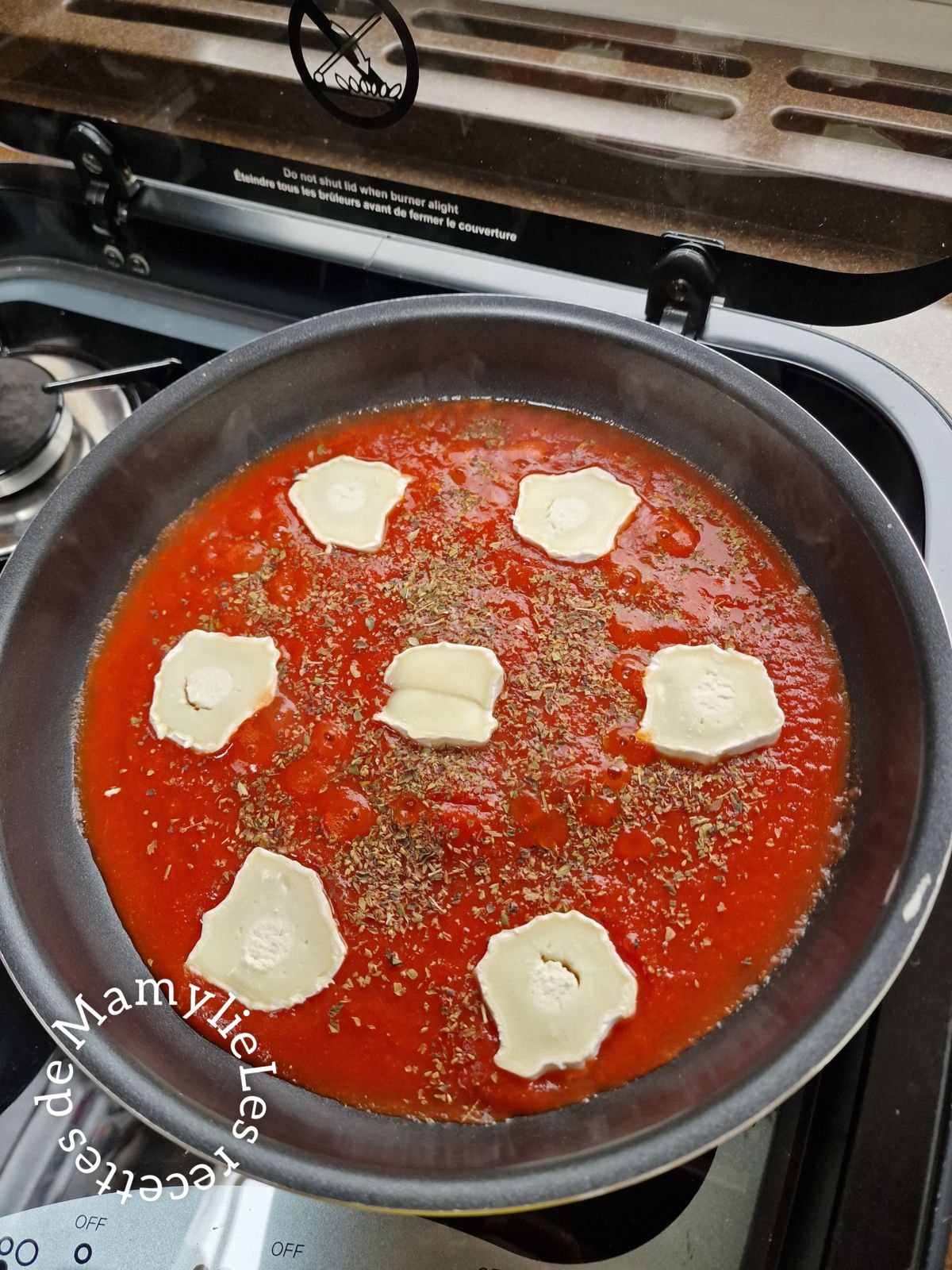 Oeufs au plat à la sauce tomate et au chèvre 