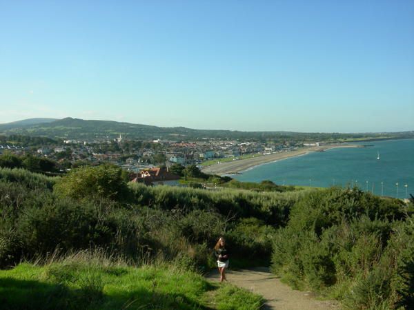 Bray, petit village baln&eacute;aire du sud dublinois, et la colline qui surplombe la baie.