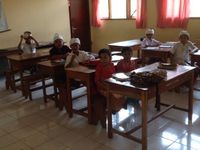 Coucou, une dernière journée haute en couleurs à Amed. Notre petite fabrik a pêché un espadon ce matin une partie a fini dans l'assiette de maman ! Nous sommes allés visiter ĺ´' école primaire d'Amed...enfin nous sommes allés faire un tour à la fête du village qui célébrait la "full Moon". Gros bisous Paloma...et demain direction Gilli Air ;)