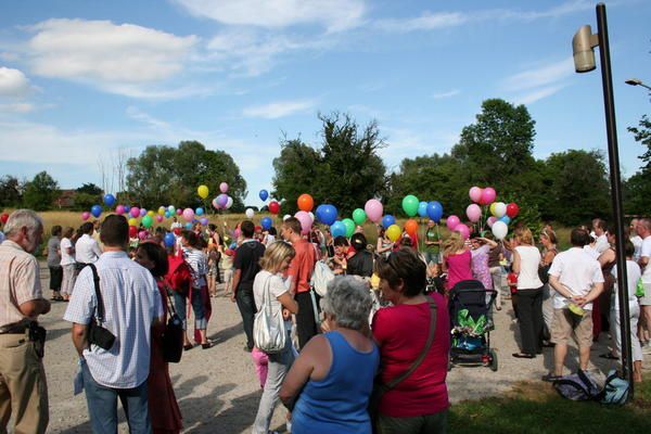 photos des jeux, du lâcher de ballons et du spectacle lors  la fête de l'école du 04 juillet 2008