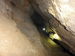 Escalade de 10m au dessus du siphon et départ horizontal (terminus précédent).